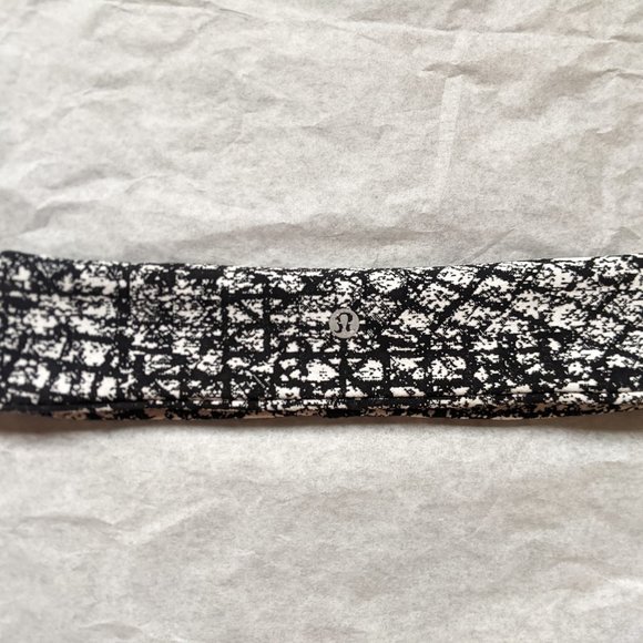 Lululemon Fly Away Tamer Headband - Picture 2 of 7